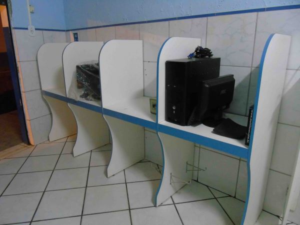 Bancada com 04 divisórias para computador lan house