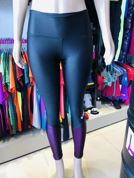 Calça legging cirrê preta detalhe bordô pernas
