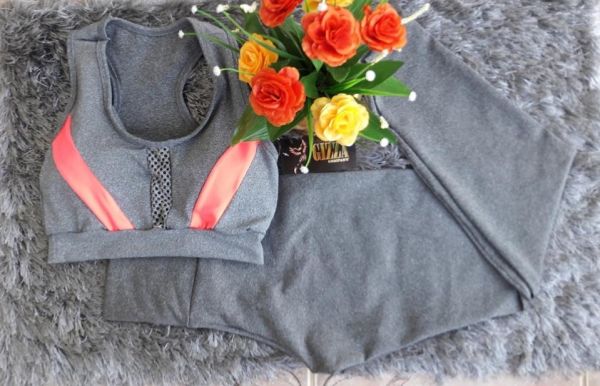 Conjunto Fitness/Academia, Top com bojo removível + Leg, Cinza com faixa Laranja. Ref: MOD10