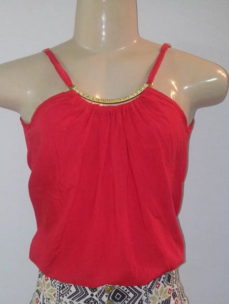 CAMISETA COM ALÇAS REGULÁVEIS