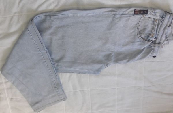 Calça M.Officer jeans claro, etiqueta frontal