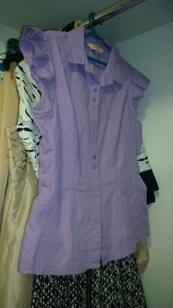 Blusa de botão lilás