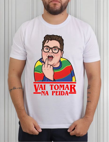 Camiseta Série Stranger Things Derek Vai Tomar na Peida