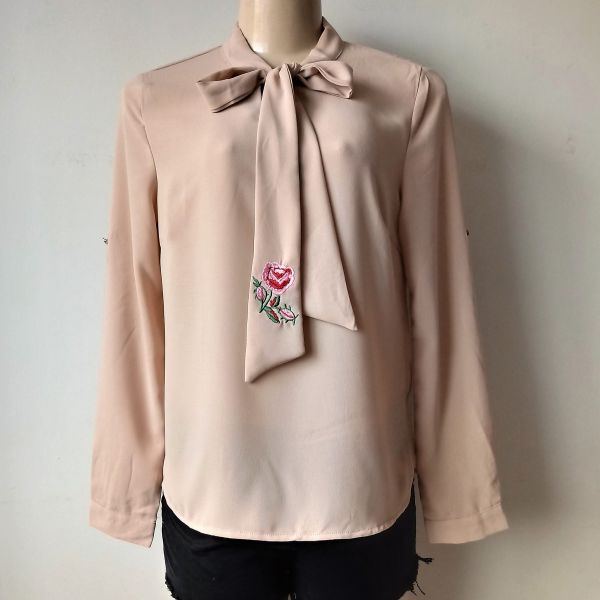 Camisa feminina  com  amarração gravatinha