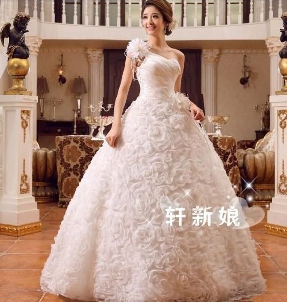 Vestido de noiva com um ombro só rendado