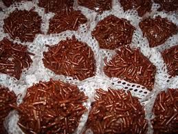 Brigadeiro tradicional / o cento