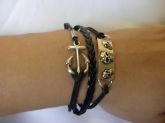 Pulseira de couro com pingente
