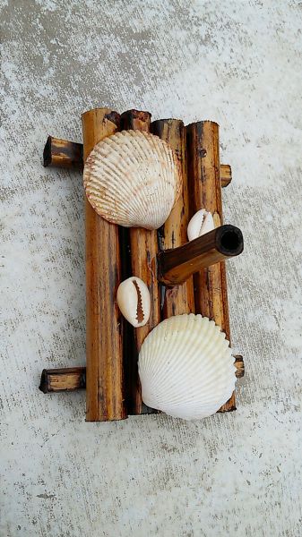 Incensário de bambu com conchas e búzios.