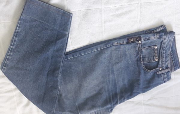 Calça M.Officer jeans escuro, etiqueta frontal