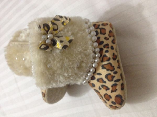 Bota tam 15 oncinha cano com Pelinho bordada em Pérolas