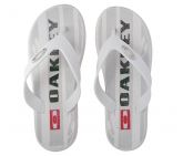 Chinelo Oakley Branco  54'