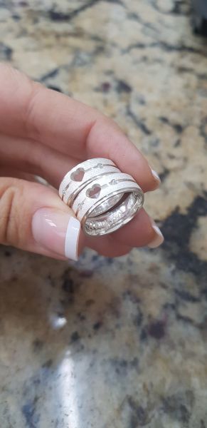 Par de alianças de coração fosco