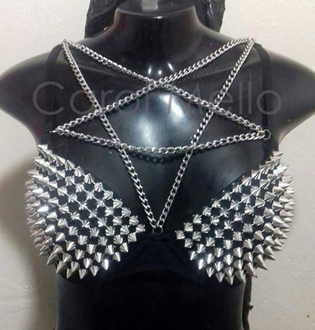 Sutiã de spike com pentagrama de correntes