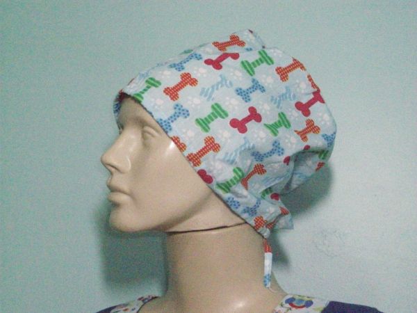 Toca cirúrgica modelo unissexy em tecido tricoline de amarrar.