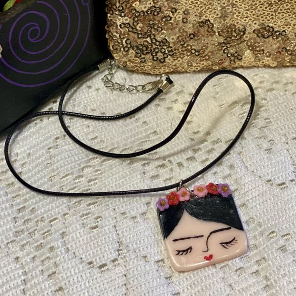 Colar Frida Quadrado