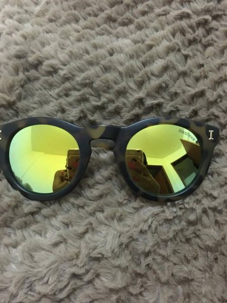 illesteva tartaruga com lente dourada