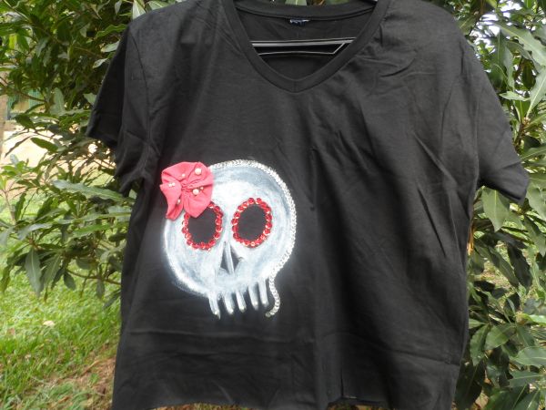 CAMISETA DE CAVEIRA BORDADA E PINTADA A MÃO