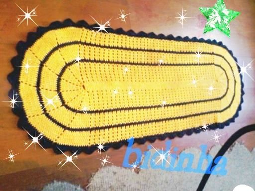 tapete oval amarelo e preto