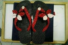 Chinelo forrado e bordado com tecido