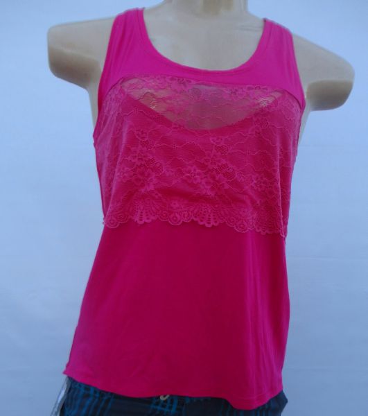 BLUSA COM RENDA NO BUSTO
