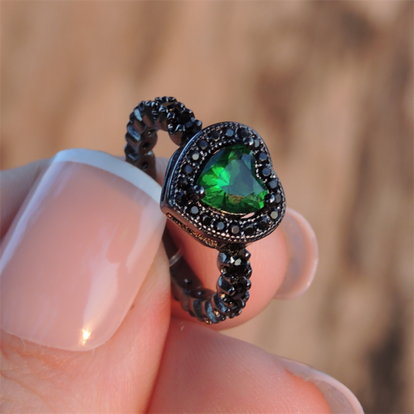 ANEL CORAÇÃO CRAVEJADO ESMERALDA 7896754543276