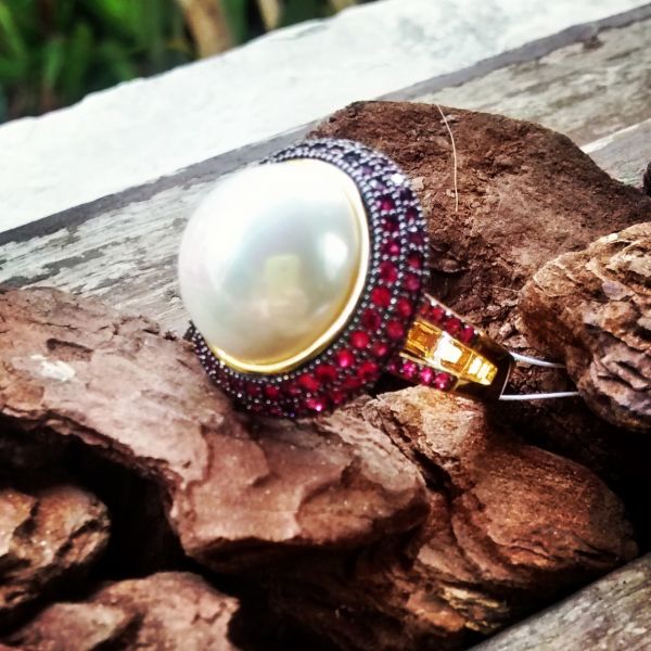 anel perola com zirconias vermelhas