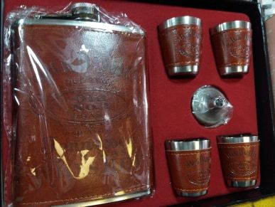 Kit bebidas "cantil + copos de alumínio