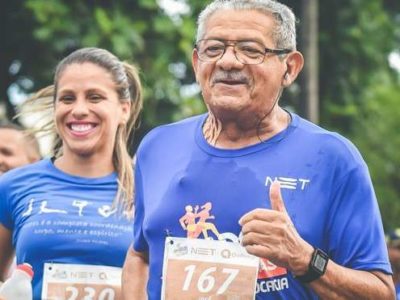 homem idoso praticando corrida