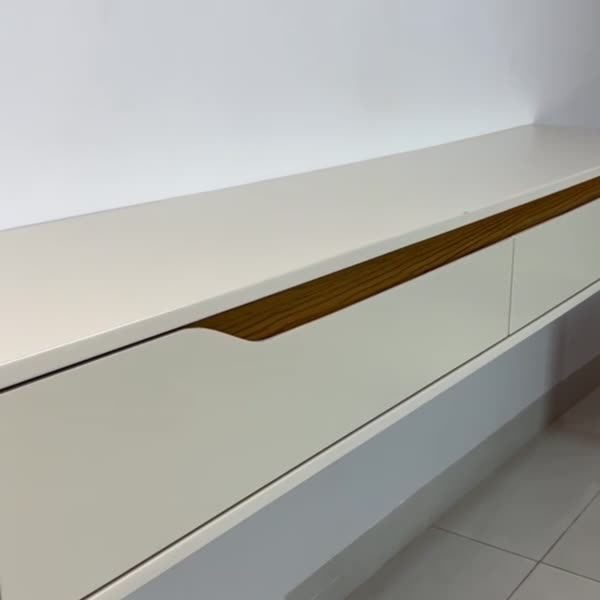 Rack Suspenso Slim Curvo 160cm para TV Até 55” Moderno Luxo Mdp/Mdf com Portas Basculantes Off White Cedro - Olivar Móveis