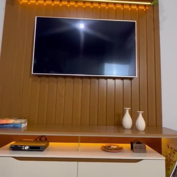 Painel Ripado com Led London 177cm e Rack Loop com Rodízios TV 70 Polegadas Cedro/Off White – Olivar Móveis
