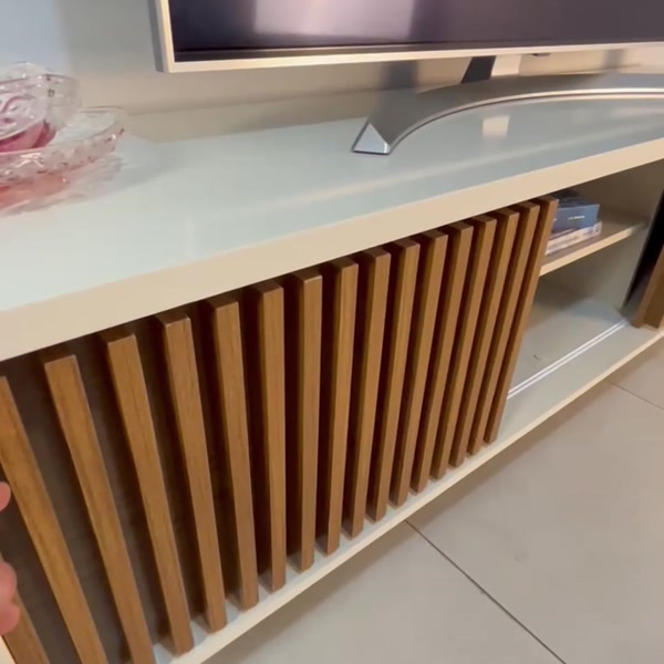 Rack Sereno para TV Até 55 Polegadas com Ripado 2 Portas de Correr 160cm Pés em Madeira Maciça Off White/Cedro - Olivar Móveis