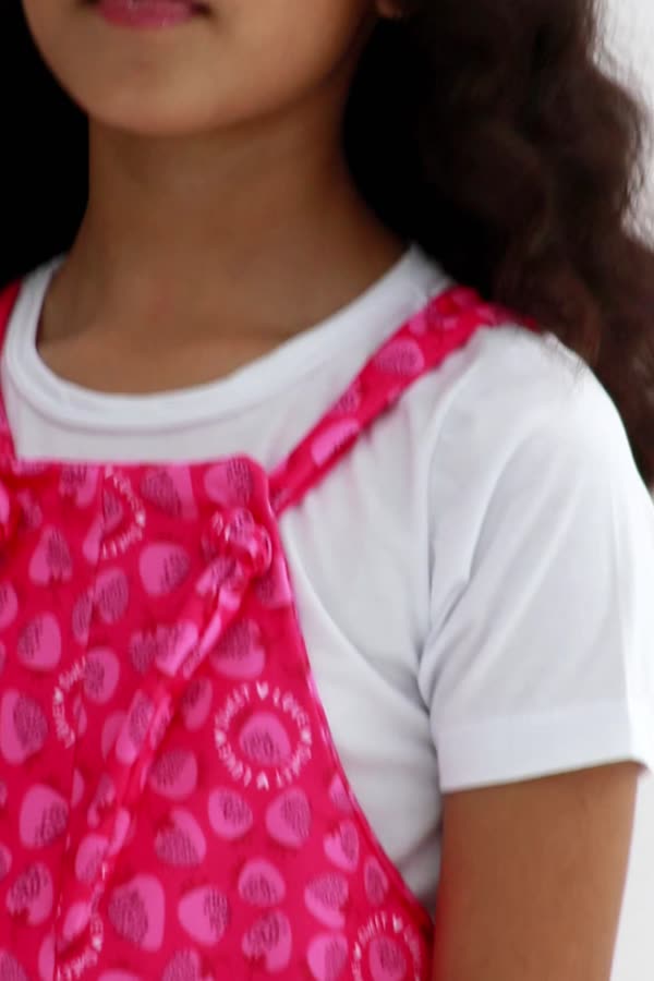 Salopete Infantil Feminino Moranguinho da Felicidade
