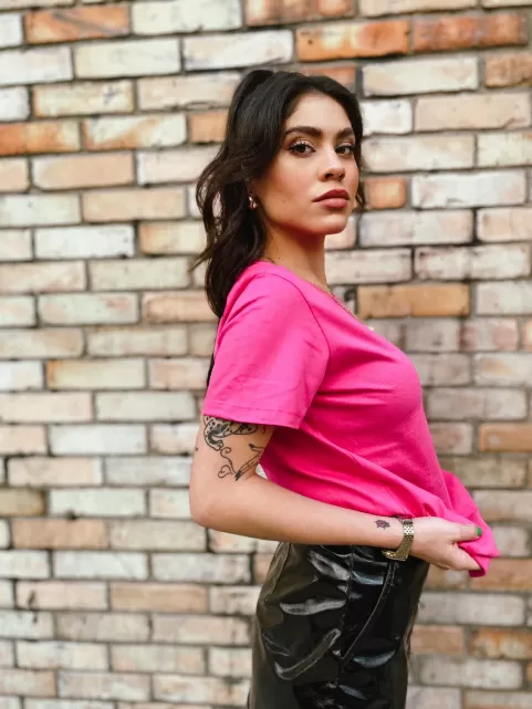 Camiseta Feminina de Algodão Lisa Laura