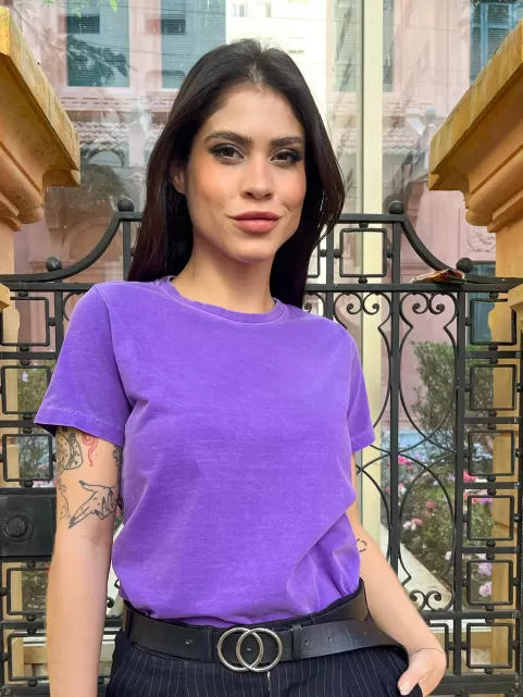 Camiseta Feminina Estonada Lisa Manu Roxo Púrpura