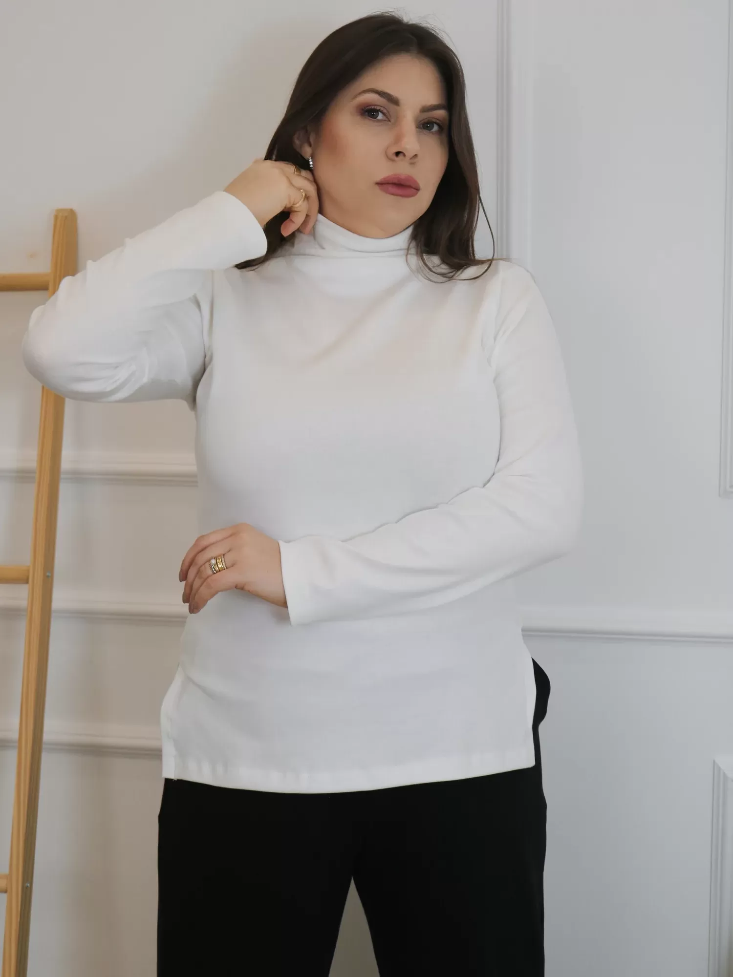 Blusa Feminina Canelada Gola Alta e Manga Longa Helena Off White Blusa Feminina Canelada Gola Alta e Manga Longa Helena Off White