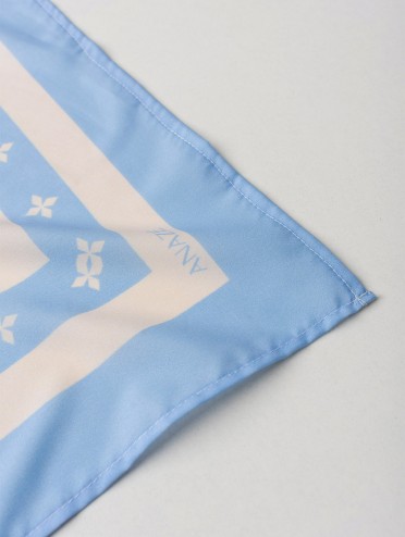 Lenço Quadrado Acetinado Estampa Arabesco Azul Claro