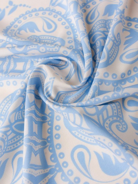 Lenço Quadrado Acetinado Estampa Arabesco Azul Claro