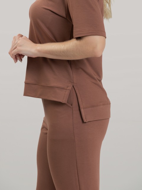 Conjunto em Molecotton de Viscose Premium com Calça Flare e Blusa Alongada Maitê Marrom Cacau