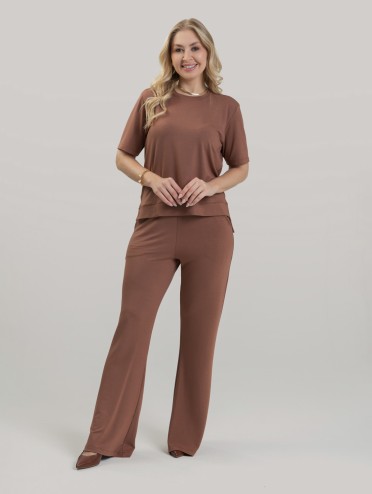 Conjunto em Molecotton de Viscose Premium com Calça Flare e Blusa Alongada Maitê Marrom Cacau
