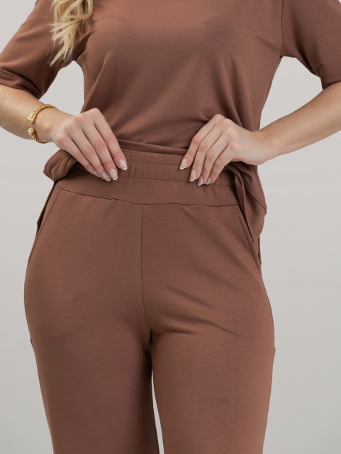 Calça Flare em Molecotton Premium com Bolso Faca e Cós Elástico Marrom Cacau
