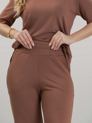Calça Flare em Molecotton Premium com Bolso Faca e Cós Elástico Marrom Cacau