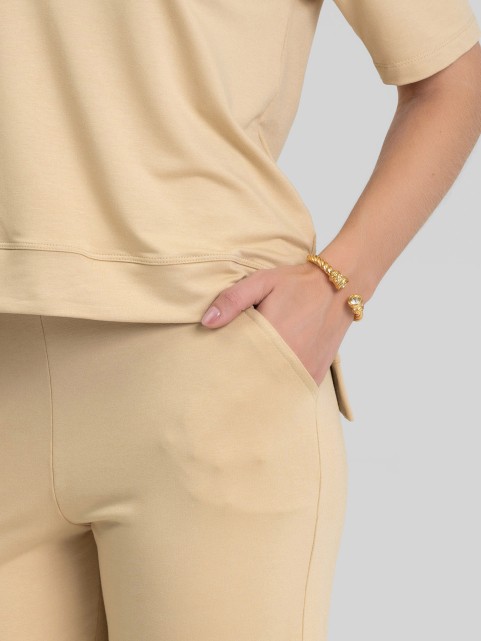 Calça Flare em Molecotton Premium com Bolso Faca e Cós Elástico Bege Claro