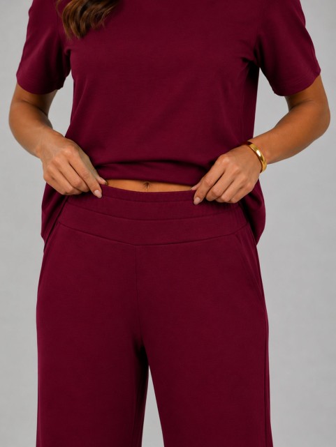 Calça Flare em Molecotton Premium com Bolso Faca e Cós Elástico Vinho