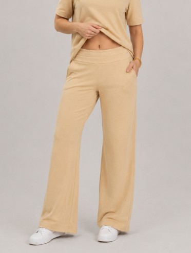 Calça Flare em Molecotton Premium com Bolso Faca e Cós Elástico Bege Claro