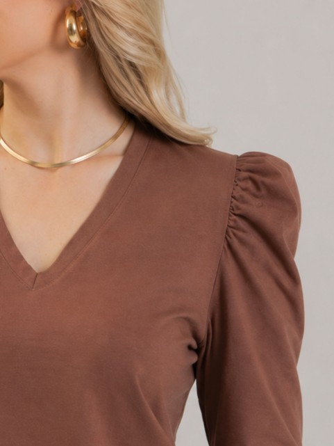 Blusa Feminina em Algodão Premium Decote V Manga Longa Bufante Elisa Marrom Cacau