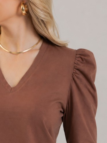 Blusa Feminina em Algodão Premium Decote V Manga Longa Bufante Elisa Marrom Cacau