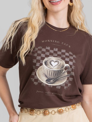 Camiseta Feminina Algodão Premium Estampada Morning Club Marrom Café