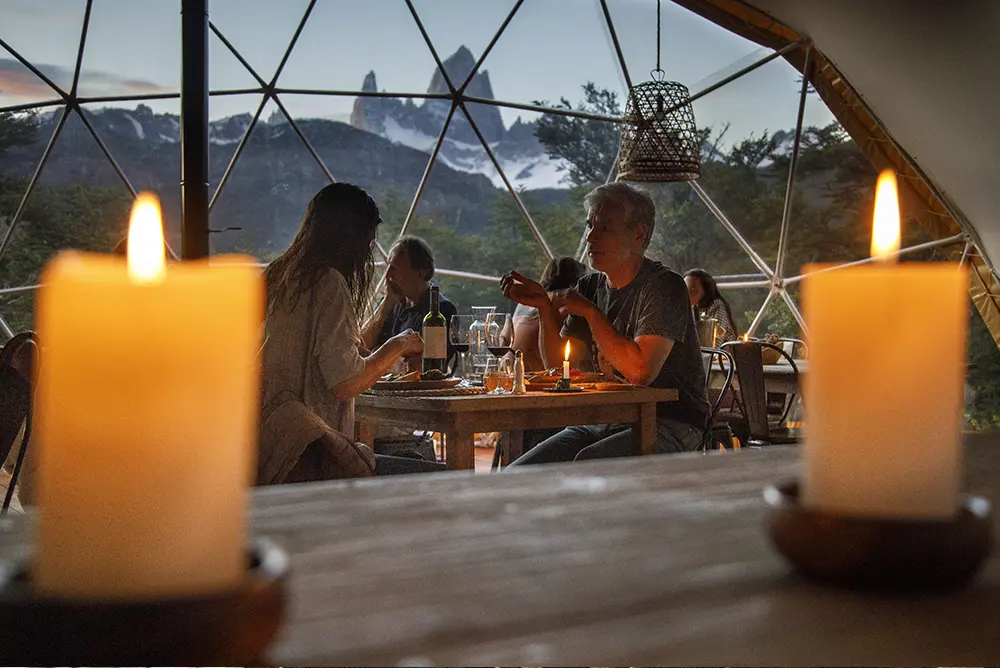 Pareja cenando a la luz de las velas en el restaurante de Chalten Camp