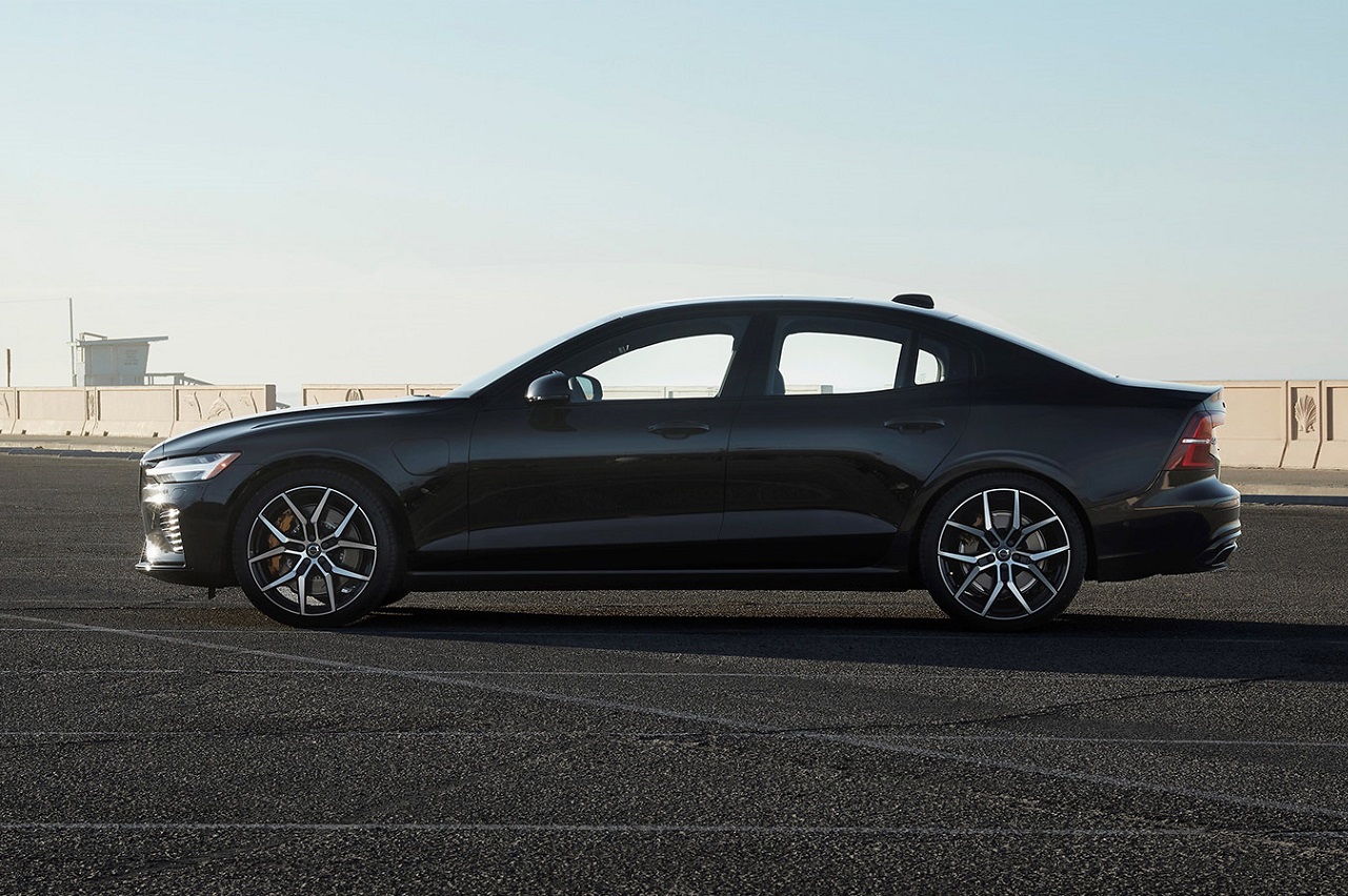 S60 T8 Hybrid agrega tudo que um sedan premium precisa para encarar os rivais alemães, e com eficiência acima de um veículo 1.0
