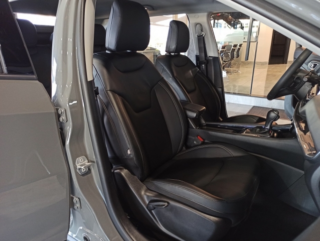 Jeep Compass 1.3 T270 Longitude (aut) - foto 14